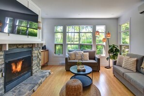 Smart-TV, Kamin, Stereoanlage