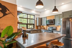 Réfrigérateur, four à micro-ondes, un four, surface de cuisson