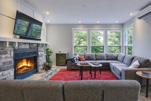 Smart TV, fireplace, stereo - Tremblant Prestige - Les Eaux 207-2 (Mont-Tremblant)