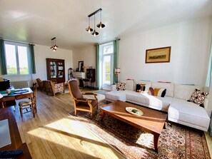 Smart TV, fireplace, table tennis, books - 17th century manor overlooking the Charente (Alloue)