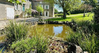 Grand Manoir du XVIIe avec Piscine, Bain Nordique et accĂšs direct Ă la Charente