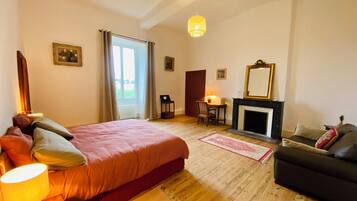 6 slaapkamers, een bureau, een strijkplank/strijkijzer, gratis wifi