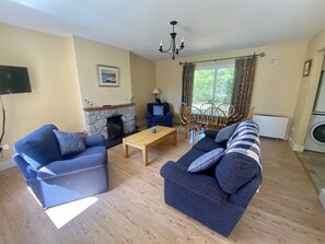 Cottage, Multiple Beds | Living area