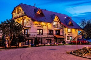 Vista frontal de la propiedad