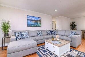 Living area - LK162...The Juniper Cabin: 3  BR, 2  BA House in Stateline, Sleeps 8 (Stateline)