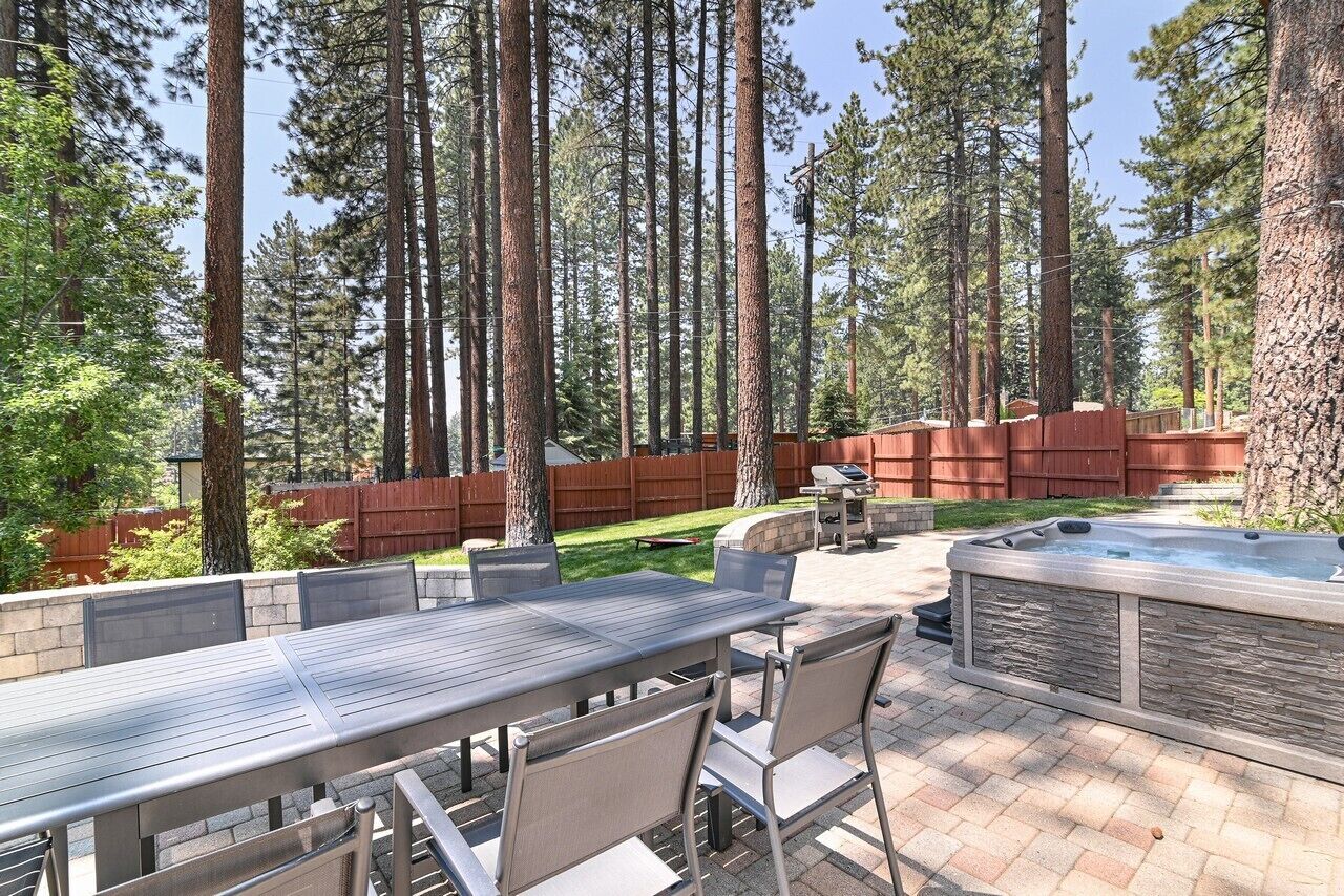 LK162...The Juniper Cabin: 3  BR, 2  BA House in Stateline, Sleeps 8