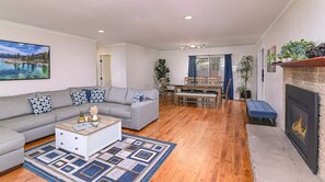 Living area - LK162...The Juniper Cabin: 3  BR, 2  BA House in Stateline, Sleeps 8 (Stateline)