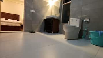 Deluxe Room, 1 Bedroom, Mountain View | Bathroom | Combined shower/bathtub, towels, soap, shampoo