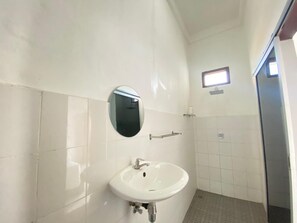 Dusche, Regendusche, HandtĂŒcher, Seife