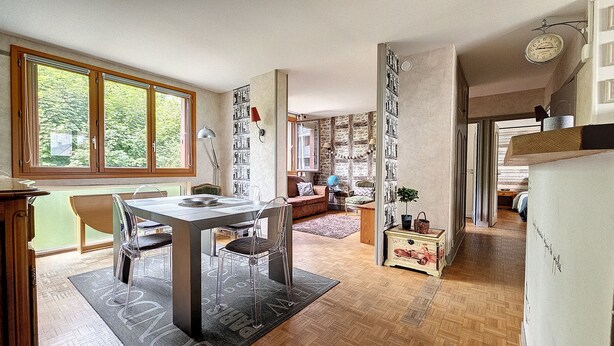 A spacious living area with a dining table, chairs, and a bookshelf. - Appartement Centre-ville Proche Paris et Versailles (Sèvres)