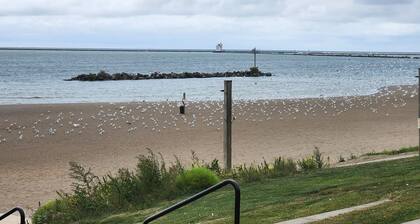 Lakeview Beach Bungalow
Lighthouse/3 Beds/Game Room/Pets
Entry Ramp available