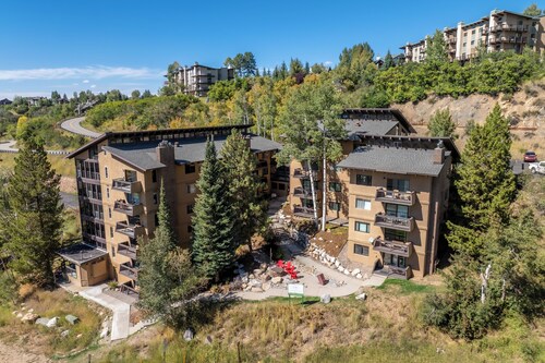 Ski-In/Ski-Out 1-Bdrm Condo w/ Wild Blue Gondola Views!