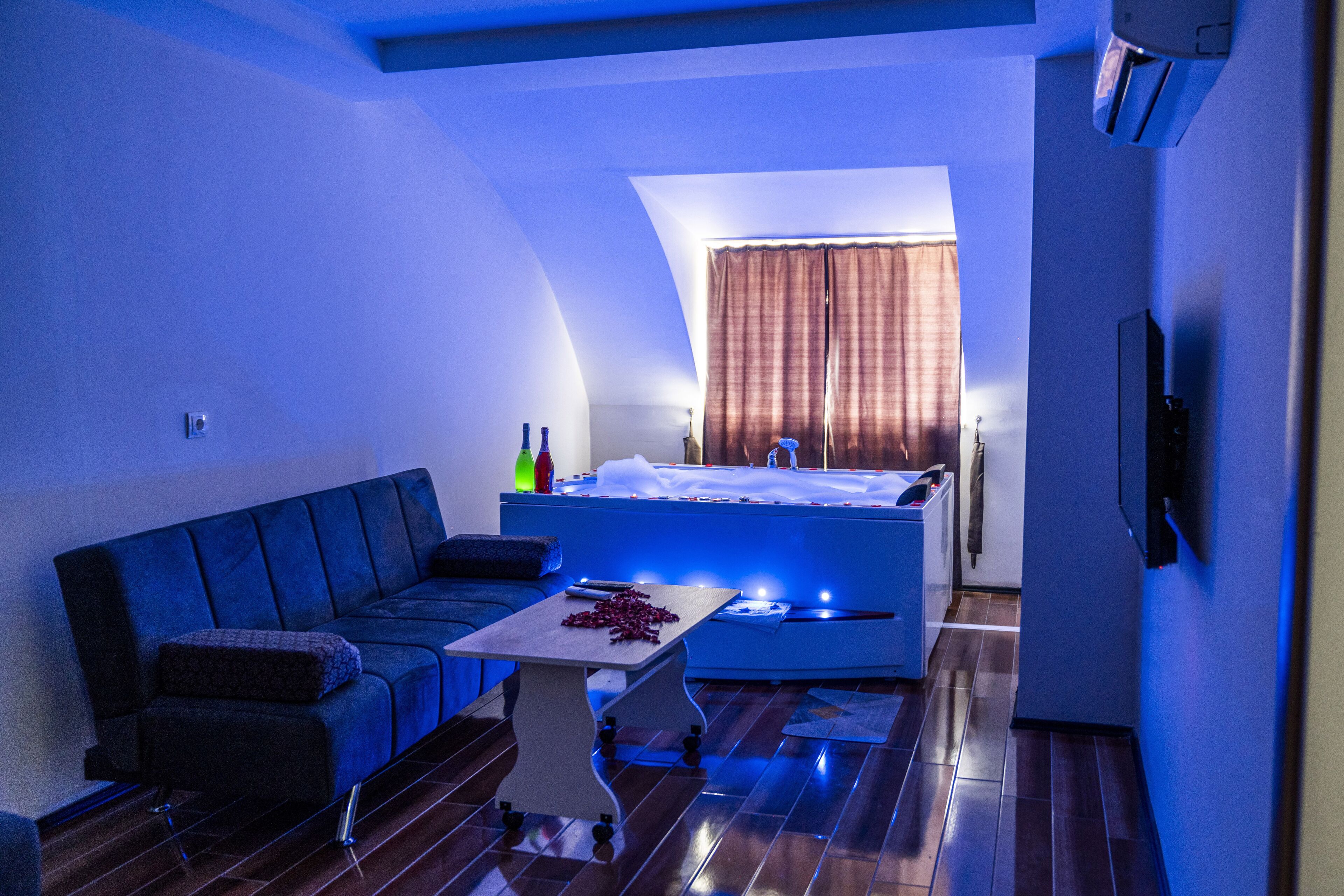 ハネムーン ペントハウス | リビング エリア | 90 インチの液晶テレビ (衛星放送視聴可)、床暖房