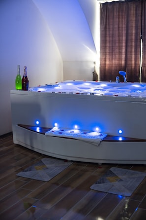 Honeymoon Penthouse | 1 bedroom, premium bedding, minibar, desk - Ayya Suite Hotel (Denizli)
