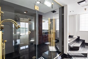 Combined shower/bathtub, towels