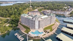 Un grand hôtel à plusieurs étages, doté d’une cour intérieure et d’une piscine.