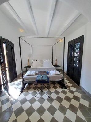 JUNIOR SUITE 8 WITH TERRACE | Minibar, safe på rommet, wi-fi (inkludert) og sengetøy