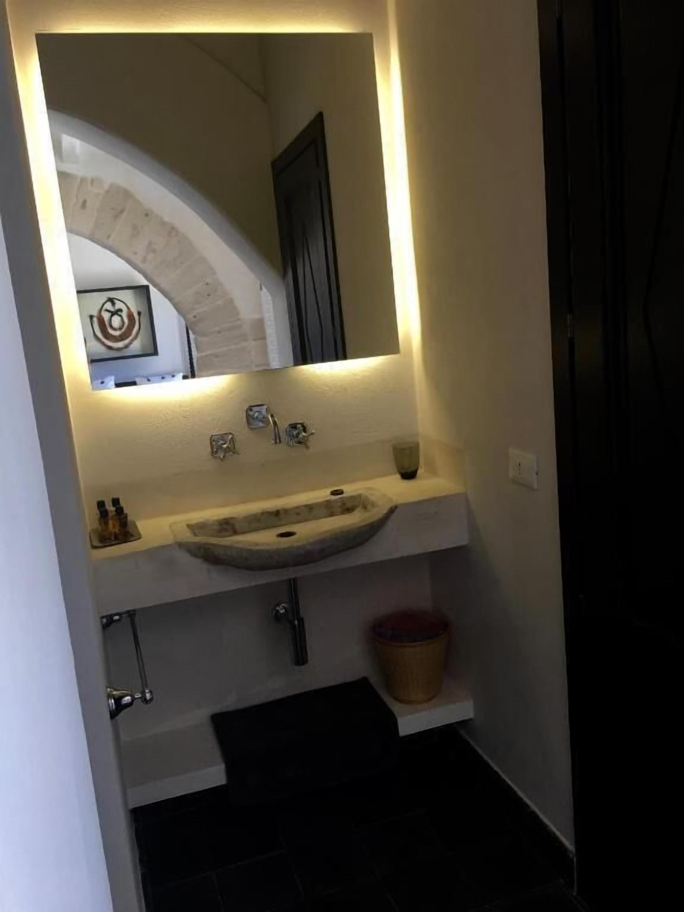 Ein Badezimmer mit Waschbecken, Spiegel und Handtuchhalter.