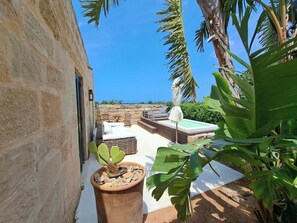 Suite 9 with Spa Bath | Minibar, in-room safe, free WiFi, bed sheets - IL BAGLIO SULL'ACQUA (Favignana)