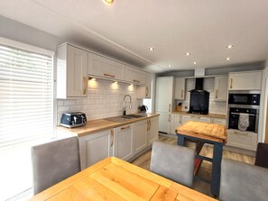 Fridge, microwave, oven, stovetop - Potters Lodge - a holiday lodge that sleeps 6 guests in 3 bedrooms (Windermere)