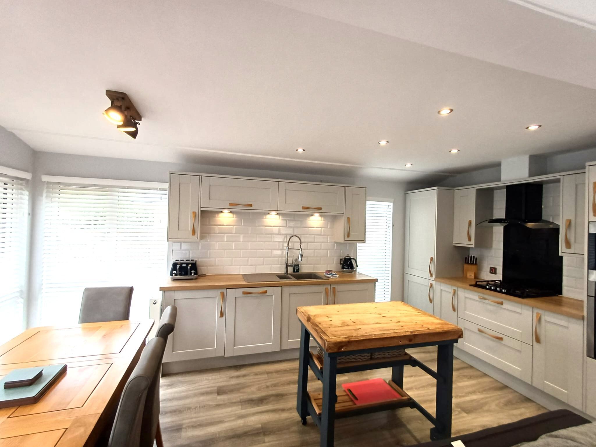 Køleskab, mikrobølgeovn, ovn, kogeplade