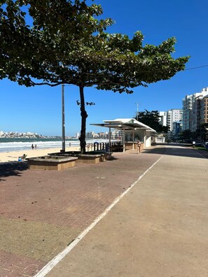 Plage à proximité, chaises longues