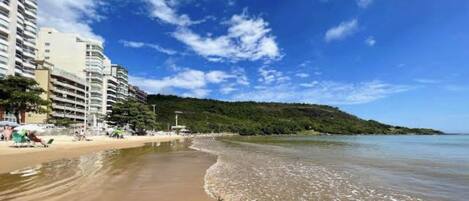 Perto da praia, espreguiçadeiras