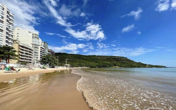 Beach nearby, sun-loungers - Praia do Morro, Guarapari. A Melhor Localização Com Vista Para o Mar! (Praia do Morro Guarapari)