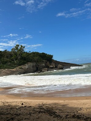 Plage à proximité, chaises longues