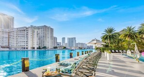 Una piscina infinita