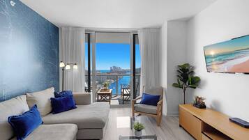 Een televisie en een kantoor