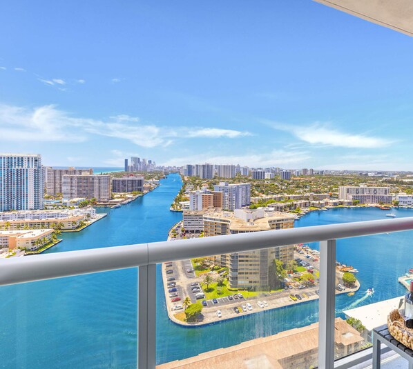 Property grounds - Infinite View Balcony|Studio Resort (Hallandale Beach)