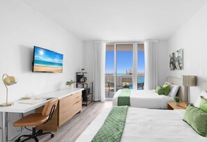 办公桌、熨斗/熨衣板、旅行婴儿床、WiFi