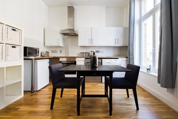 Apartment | In-room dining - The Whitecross Street Collection (London)