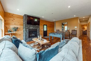 Smart TV, fireplace, table football - Dog Friendly Mountain Lodge w/ Hot Tub (McHenry)