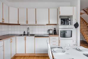 Fridge, microwave, oven, stovetop - Large family home beside forest (Uppsala län)