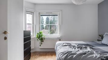 3 habitaciones, tabla de planchar con plancha, wifi y ropa de cama