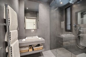 Dusche, Haartrockner, Handtücher, Seife