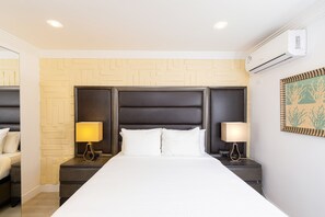 3 chambres, bureau, fer et planche à repasser, lit de bébé portatif