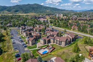 Un quartier résidentiel composé d’immeubles à plusieurs étages, d’un parking et d’une piscine.