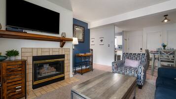 Condo, 2 Bedrooms | Interior