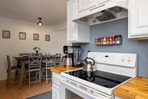 Appart'hôtel, 2 chambres | Cuisine privée | Réfrigérateur, four, cafetière/bouilloire, grille-pain