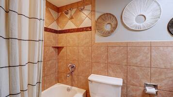 Room, 1 Bedroom | Bathroom | Towels, shampoo
