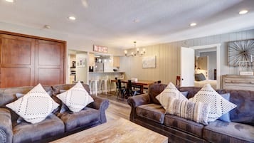 Condo, 2 Bedrooms | Interior
