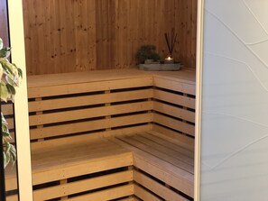 A wooden sauna with benches and a small plant on a shelf. - Big house with wifi, sleeps 8. 4 mins from Isaberg skiing, MTB and golf course. (Nissafors)