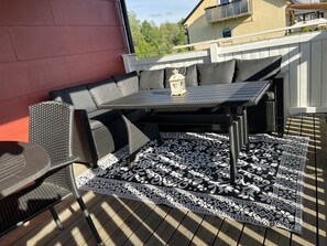 Outdoor dining - Big house with wifi, sleeps 8. 4 mins from Isaberg skiing, MTB and golf course. (Nissafors)