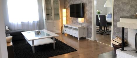 Smart TV, fireplace, DVD player, table football