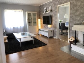 Smart TV, chimenea, reproductor de DVD y futbolito 