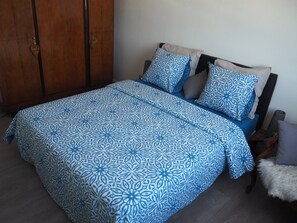 2 slaapkamers, een strijkplank/strijkijzer, gratis wifi, beddengoed