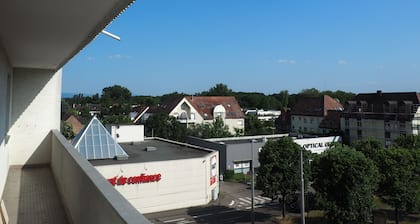 Grand appartement rénové à moins de 15 min du centre ville. Parking gratuit.